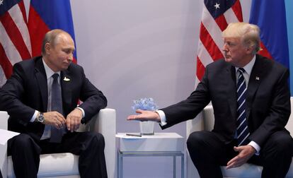 El presidente estadounidense, Donald Trump, se reúne con el presidente ruso, Vladímir Putin, durante su reunión bilateral en la cumbre del G20 en Hamburgo (Alemania), el 7 de julio de 2017. Carlos Barria: "El 7 de julio fui testigo de una de las reuniones más importantes del primer año del presidente. Trump se reunió con el presidente ruso, Vladímir Putin, durante una reunión bilateral en la cumbre del G20 en Alemania. Los ojos del mundo estaban puestos en estos dos líderes después de las especulaciones sobre la interferencia rusa durante las elecciones estadounidenses de 2016. Entramos en la sala menos de dos minutos, donde tomé docenas de fotos. Pero hubo un momento muy interesante en el que Trump extendió su mano hacia Putin para un apretón de manos. Putin hizo una pausa por un segundo y miró la mano de Trump. Esa era la imagen que estaba buscando".