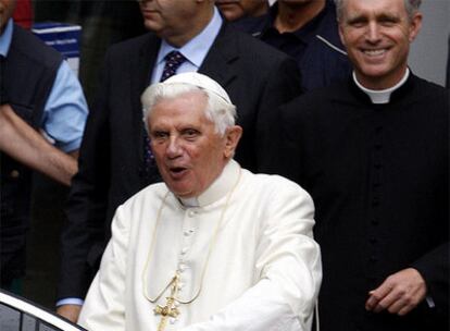 Benedicto XVI abandona el hospital regional de Aosta tras ser intervenido.