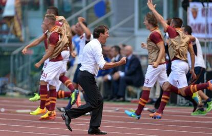 Rudi celebra uno de los goles al Lazio en el derbi romano.