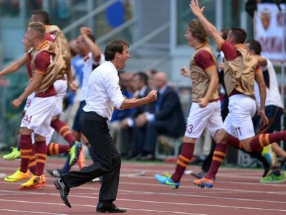 Rudi celebra uno de los goles al Lazio en el derbi romano. 