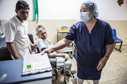 Una enfermera atiende a un paciente de Insuficiencia Renal Crónica. De los cinco estadios de gravedad de la dolencia, a partir del tercero es necesaria la hemodiálisis. En 2015 pasaron unos 900 casos por este centro. La mayoría procedía de la región del Bajo Lempa y había tenido contacto con distintos productos tóxicos. En varios municipios de la región se han construido unidades especializadas.