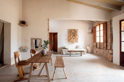 La sala de la casa. Sobre la mesa, una cerámica de Roig, y en la pared del fondo un cuadro de Meunié (rafia sobre lienzo).