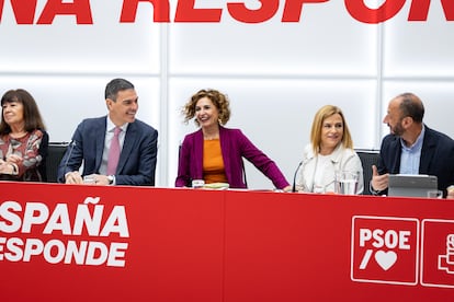 Cristina Narbona, Pedro Sánchez, María Jesús Montero, Pilar Bernabé y Alfonso Rodríguez Gómez de Celis, en la reunión de la ejecutiva del PSOE