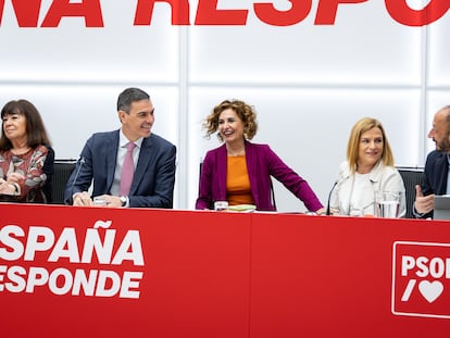 Cristina Narbona, Pedro Sánchez, María Jesús Montero, Pilar Bernabé y Alfonso Rodríguez Gómez de Celis, en la reunión de la ejecutiva del PSOE
