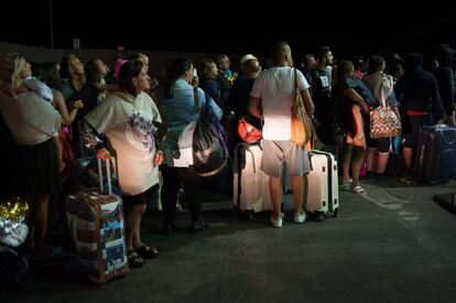Un grupo de turistas espera en el puerto de Casamicciola para abandonar la isla tras el terremoto del lunes.