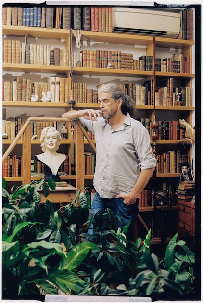 Fernando León, ante la biblioteca de clásicos de Sabina en la casa de este en Madrid.
