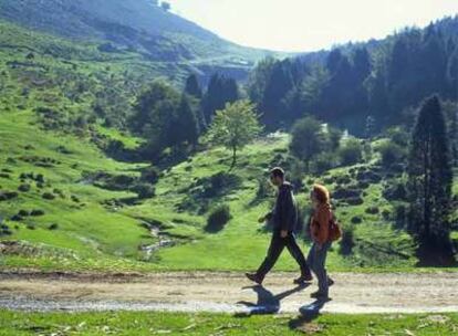 Dos caminantes avanzan por el collado de Asuntza, muy cerca del monte Anboto, en el parque natural de Urkiola, en Vizcaya.