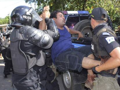 Un seguidor del opositor Fabio Gadea es detenido durante una protesta en La Concepci&oacute;n, a 30 kil&oacute;metros de Managua.