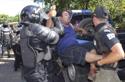 Un seguidor del opositor Fabio Gadea es detenido durante una protesta en La Concepci&oacute;n, a 30 kil&oacute;metros de Managua.