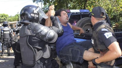 Un seguidor del opositor Fabio Gadea es detenido durante una protesta en La Concepci&oacute;n, a 30 kil&oacute;metros de Managua.