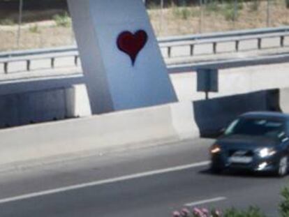 Uno de los corazones supuestamente pintado por la detenida en un puente de la M-30.