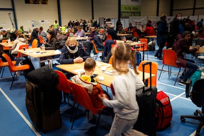 Refugiados ucranios en el centro de acogida organizado junto al estadio Ernst Happel de Viena.