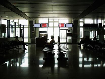 "Por un lado encuentro los aeropuertos semivacos como algo desconcertante. Pero a la vez los veo como extra?amente calmados y hermosos. Es como si todo hubiera terminado y las cosas se fueran a quedar as para siempre".