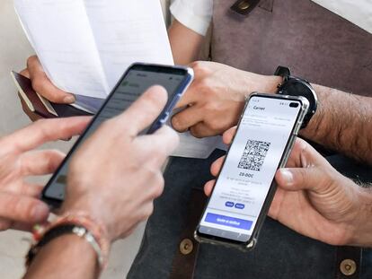 Un espectador muestra su certificado covid antes de entrar en el cine, en París.