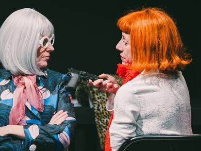 Escena de l'obra 'Al contrari' , Berta Giraut (esquerra) y Antònia Jaume (dreta); ATRIUM BCN.