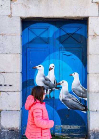 Arte urbano en una calle de Santoña.