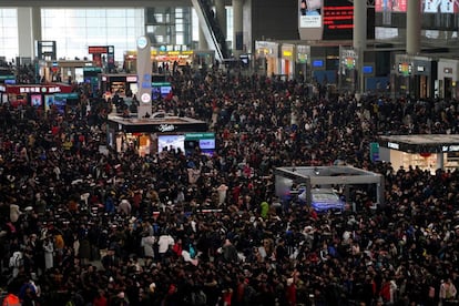 Miles de pasajeros llenan la estación de tren de Shanghái (China), el 1 de febrero de 2018.