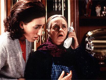 Rossy de Palma y Chus Lampreave, en <i>La flor de mi secreto,</i> de Pedro Almodóvar.