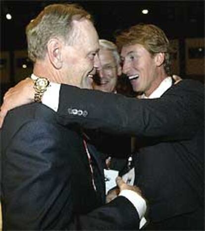 Wayne Gretzky, el mejor jugador de la historia de hockey hielo, abraza al primer ministro canadiense, Jean Chretien, tras el triunfo.