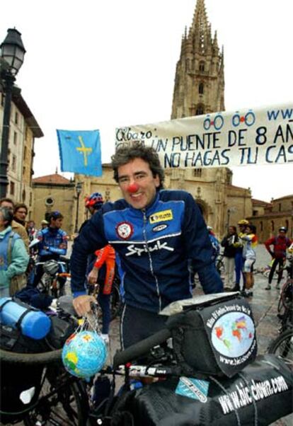 El payaso solidario parte de la plaza de la catedral de Oviedo.