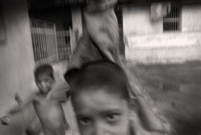 Niños jugando por el centro Nabulli Bon, gestionado por las Misioneras de la Caridad.