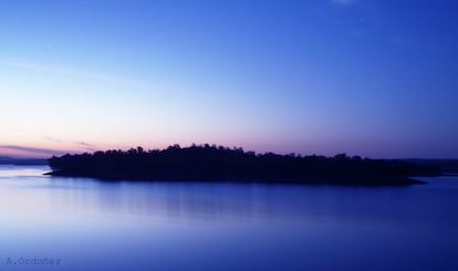 Situado al noreste de la provincia de Badajoz, el embalse de Orellana es una de las zonas húmedas más importantes de Extremadura. Fue construido dentro de las actuaciones del Plan Badajoz y tiene habilitada una zona de baño conocida como Costa Dulce, con bandera azul y equipamiento para la práctica de deportes náuticos. Pero además es un lugar apropiado para la observación ornitológica: forma una Zona de Especial Protección para las Aves (ZEPA) junto a la cercana sierra de Pela. Es el habitat del buitre leonado, águila real, aguilucho pálido, aguilucho cenizo, cigüeña negra y de muchos patos en invierno. También hay nutrias, sapos corredores o tejones.