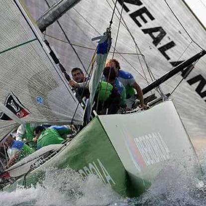 El Desafío Español, durante su regata de ayer contra el New Zealand.