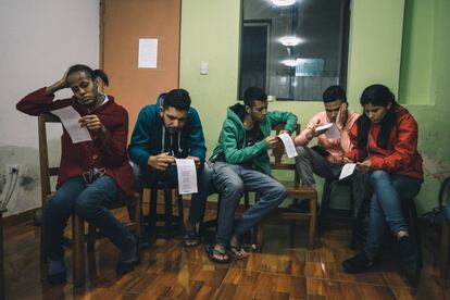 Migrantes en una sesión de distracción y apoyo psicológico del Servicio Jesuita a Migrantes en Tacna, Perú.