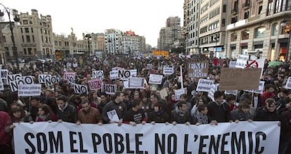 Cabecera de la manifestación ayer en Valencia contra los excesos policiales.