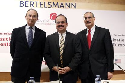 Emilio Lamo, Alberto Fernández, y Krishna R Urs, ayer en el Real Instituto Elcano en Madrid.