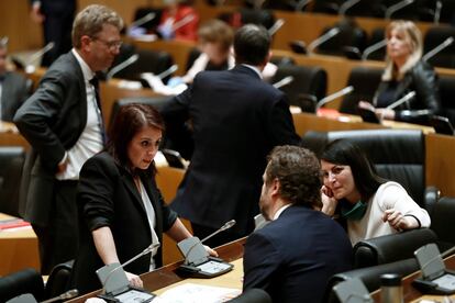 La socialista Adriana Lastra, a la izquierda, conversa con Iván Espinosa de los Monteros (Vox), durante una comisión del Congreso.