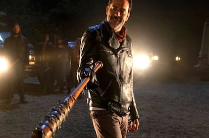 Negan con su bate en 'The walking dead'.