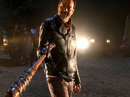 Negan con su bate en 'The walking dead'.