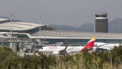 Un avió a l'aeroport de Barcelona-El Prat.