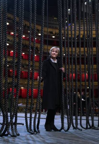 La directora de escena Deborah Warner en el escenario del Teatro Real, durante los ensayos de 'Billy Budd'.