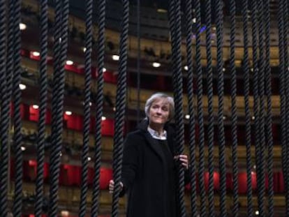 La directora de escena Deborah Warner en el escenario del Teatro Real, durante los ensayos de 'Billy Budd'.