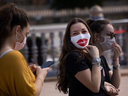 Mujeres con mascarilla este viernes en Sevilla.