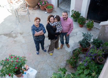 María Marquina, junto a su familia, en el patio de su casa de Fuentenava de Jábaga.