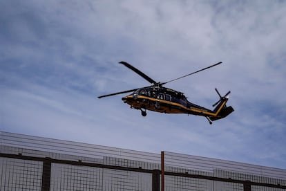 Un helicóptero de Estados Unidos sobrevuela la frontera entre El Paso, Texas, y Ciudad Juárez, Chihuahua, el 22 de enero de 2025.