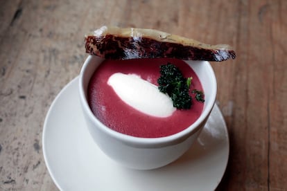 La crema 'borscht' de Fismuler, inspirada en la sopa tradicional ucrania.