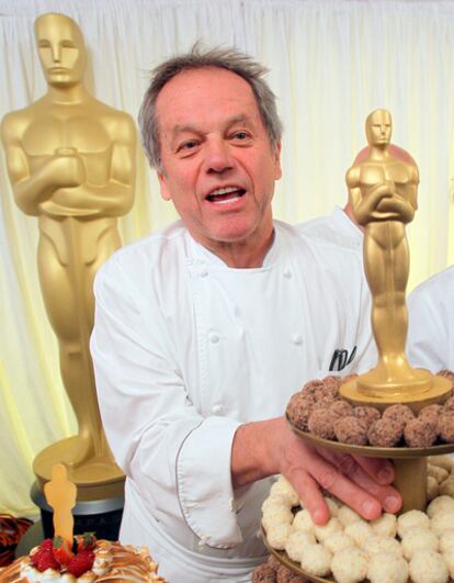 El cocinero austriaco Wolfgang Puck enseña los postres que se servirán el domingo en la cena posterior a la gala de los Oscar.
