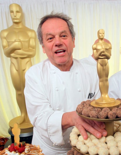 El cocinero austriaco Wolfgang Puck enseña los postres que se servirán el domingo en la cena posterior a la gala de los Oscar.