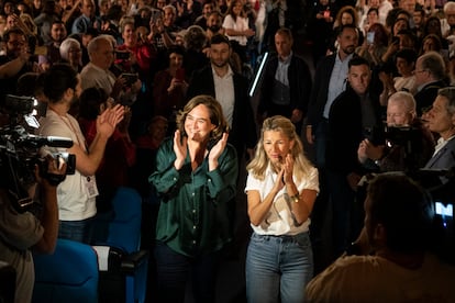 Yolanda Díaz, en un acto este sábado en Barcelona junto a su alcaldesa, Ada Colau.