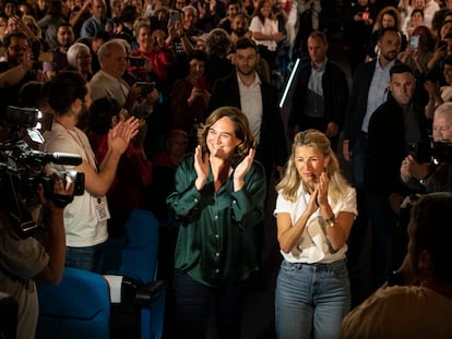 Yolanda Díaz, en un acto este sábado en Barcelona junto a su alcaldesa, Ada Colau.