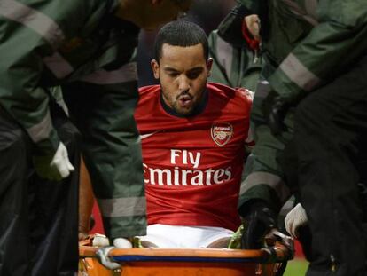 Walcott, retirado en camilla en el partido contra el Tottenham. 