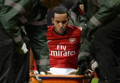 Walcott, retirado en camilla en el partido contra el Tottenham.