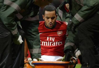 Walcott, retirado en camilla en el partido contra el Tottenham. 