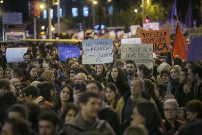 El 8 de marzo de 2017 miles de personas de todo el mundo participaron en el paro internacional convocado en el Día Internacional de la Mujer. En España hubo movilizaciones convocadas a lo largo de la jornada en 49 ciudades. En la imagen, la manifestación de Barcelona.