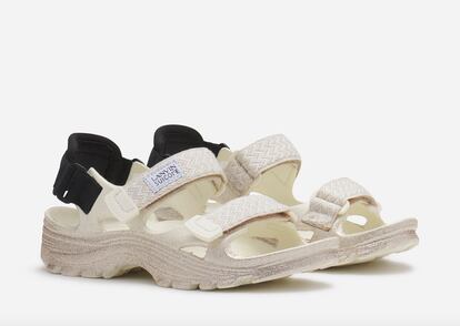 La marca japonesa Suicoke se une a Lanvin en una segunda colaboración. Estas sandalias de goma, con purpurina y velcro serán una de las piezas más buscadas de la colección.

370€