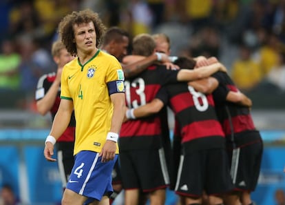 El defensa brasileño David Luiz se lamenta tras uno de los goles marcados por Alemania.